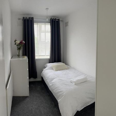 Crown Road Apartment Ситингбърн Екстериор снимка