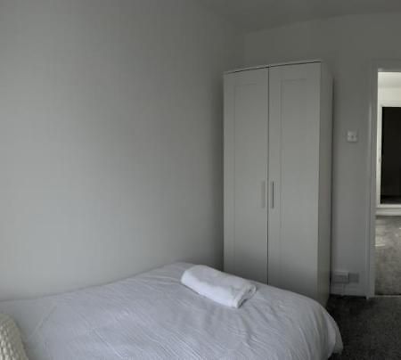 Crown Road Apartment Ситингбърн Екстериор снимка