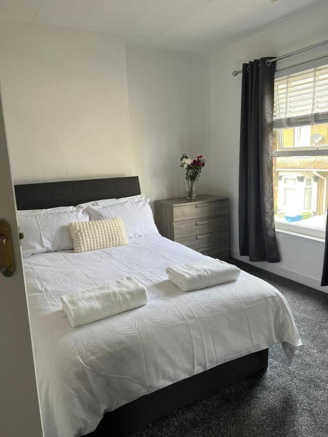 Crown Road Apartment Ситингбърн Екстериор снимка