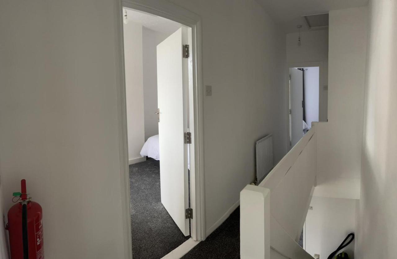 Crown Road Apartment Ситингбърн Екстериор снимка