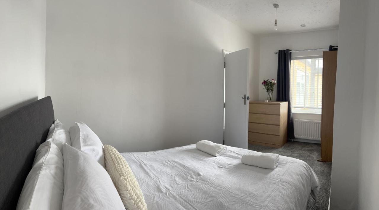 Crown Road Apartment Ситингбърн Екстериор снимка