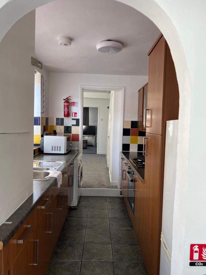 Crown Road Apartment Ситингбърн Екстериор снимка