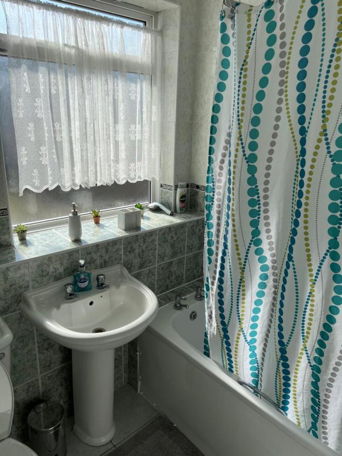 Crown Road Apartment Ситингбърн Екстериор снимка