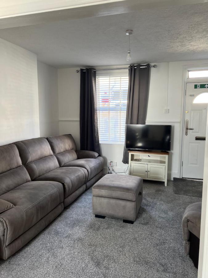 Crown Road Apartment Ситингбърн Екстериор снимка
