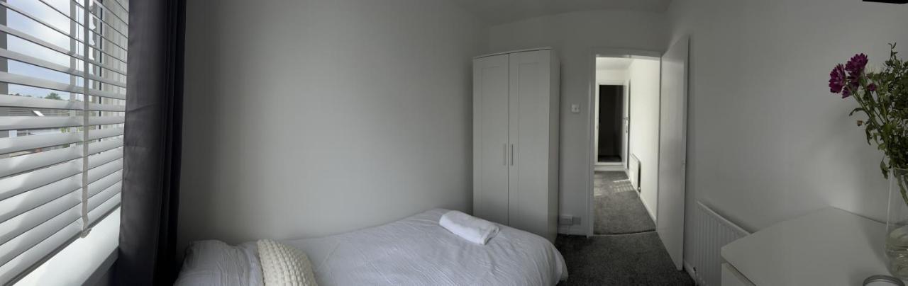 Crown Road Apartment Ситингбърн Екстериор снимка